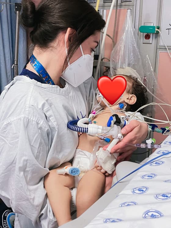 Atención a un paciente pediátrico con apoyo ventilatorio en la unidad de terapia intensiva.
